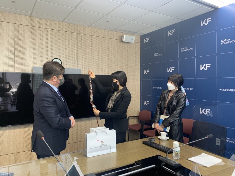 키르기대사_증정.jpg