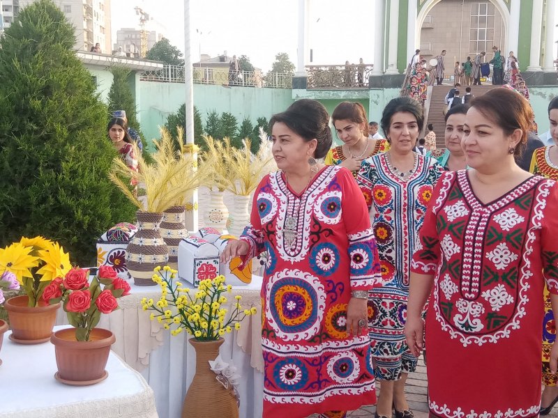 tadzhikskoj-natsionalnoj-vyshivki-chakan-4.jpg