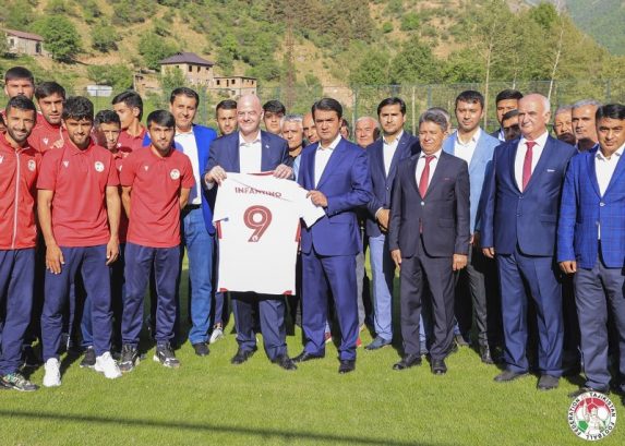 Rustami-Emomal-va-anni-Infantino-az-ravandi-kor-oi-sohtmonii-markazi-tehnikii-FFT-dar-Varzob-didan-kardand-1-573x409.jpg