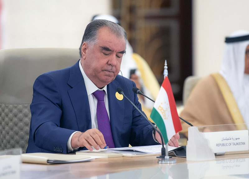 Suhanron-dar-amoishi-yakumi-saroni-davlat-oi-arabii-Hali-va-Osiyoi-Markaz-.jpg