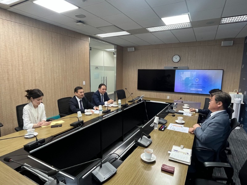 8.1. 주한 카자흐 대사 방문 (2).jpg